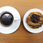 濃いコーヒーと甘い菓子パンでイタリア風朝食